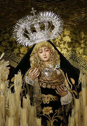 La Virgen del Rosario, en su paso de palio, vestida de luto / JOSÉ JAVIER COMAS RODRÍGUEZ